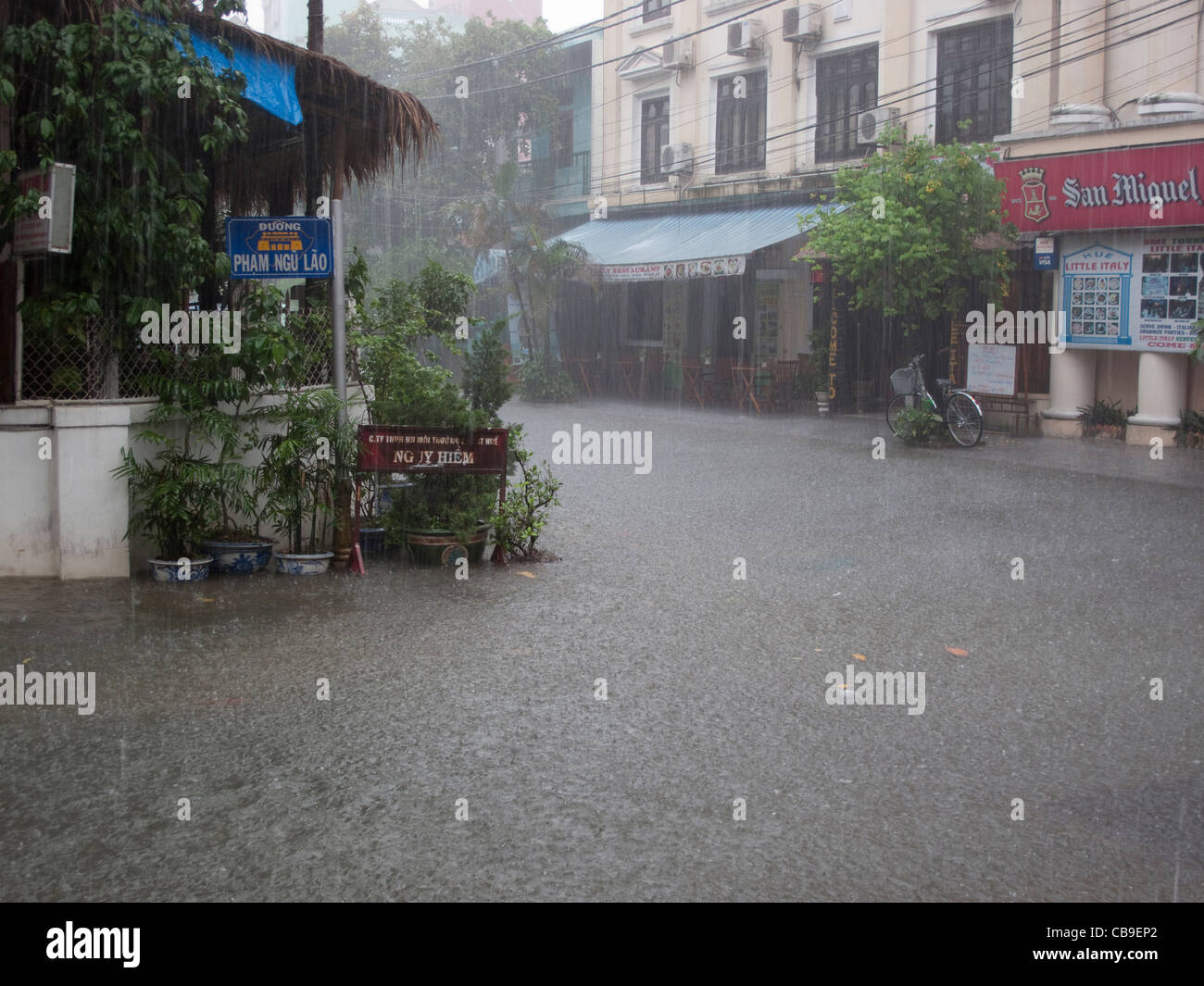 La jonction de route en pluie battante de la mousson à Hue, Vietnam Banque D'Images