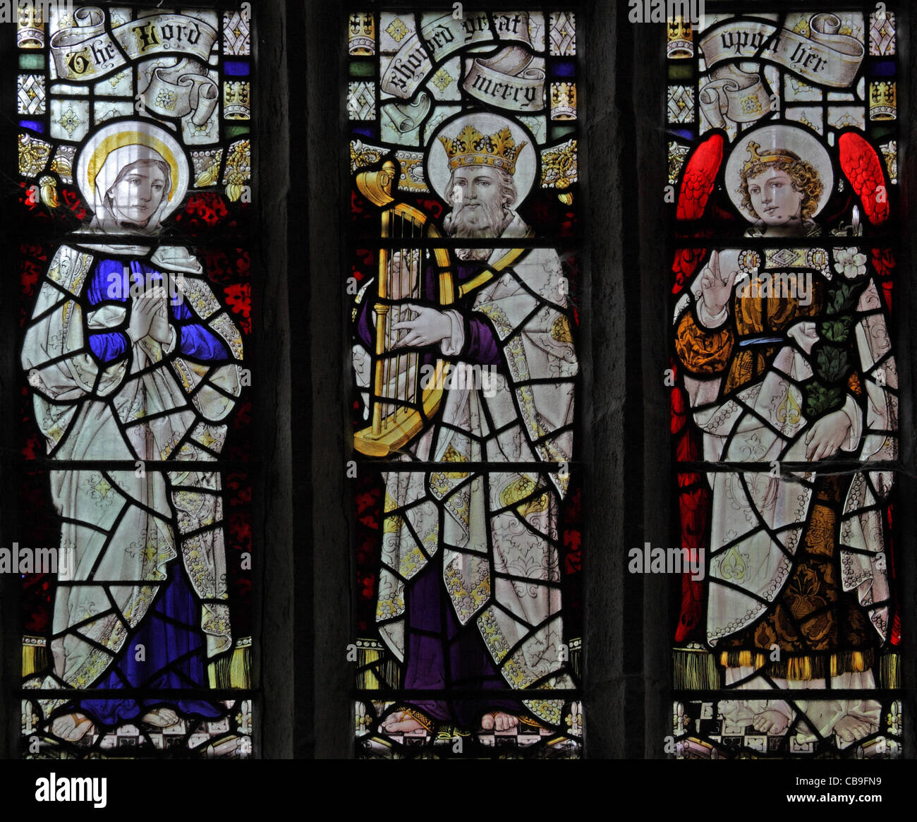 Une vitrail de Robert J Newbery (1861 - 1940) représentant Saint Elizabeth, le roi David et l'archange Gabriel, église de St Feock, Feock, proche Banque D'Images