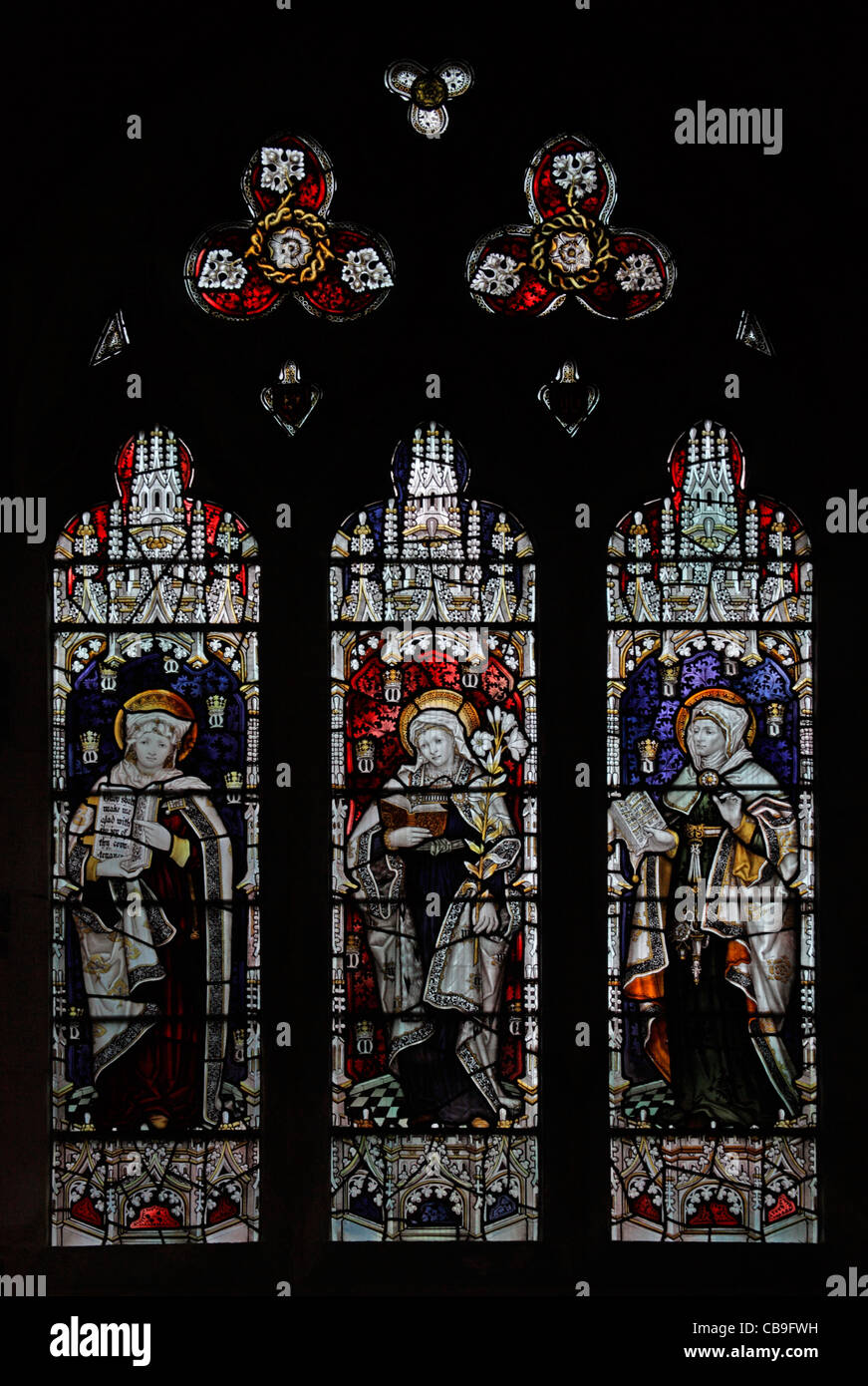 Une fenêtre en vitraux près du studio Kempe représentant Marie de Bethany, la Sainte Vierge Marie et Dorcas, l'église Saint-Petroc, Petrockstowe, Devon Banque D'Images