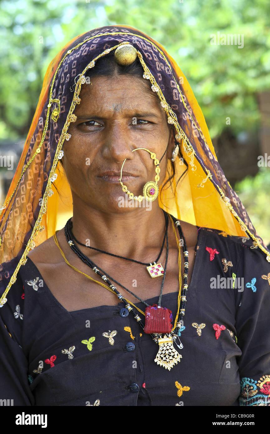 Un travesti Indiens vêtus de vêtements traditionnels et de porter des bijoux en or. Le Rajasthan. L'Inde Banque D'Images