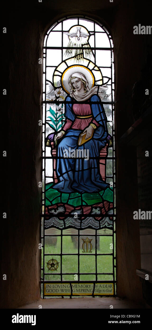 Une fenêtre en vitraux conçue par George Bryan Cooper Abbs représentant la Vierge Marie, l'église St Mary's, Molland, Devon, Angleterre Banque D'Images