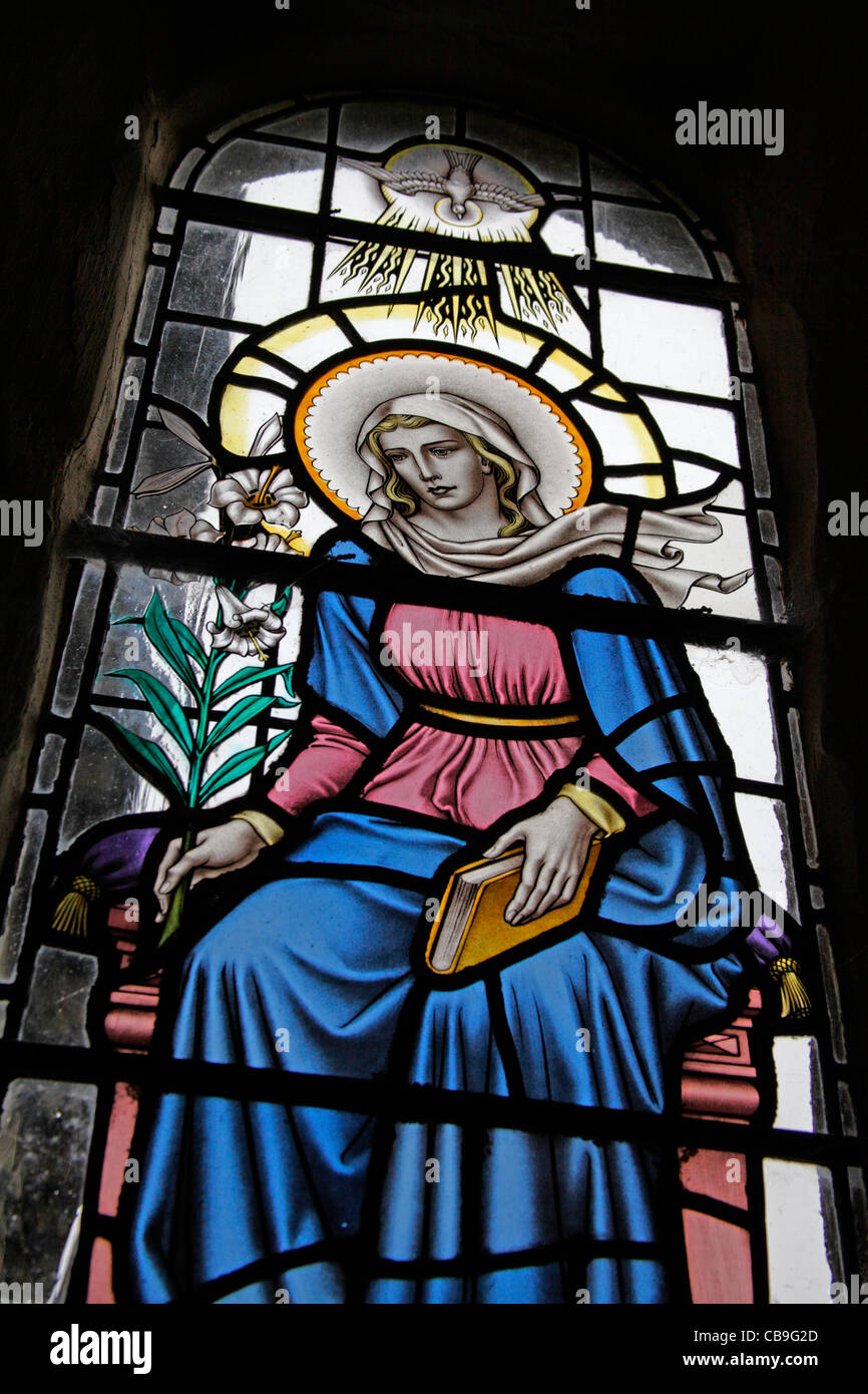 Une fenêtre en vitraux conçue par George Bryan Cooper Abbs représentant la Vierge Marie, l'église St Mary's, Molland, Devon, Angleterre Banque D'Images