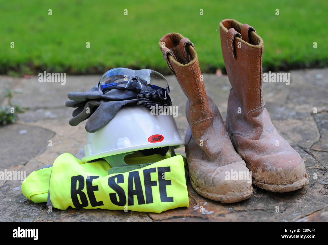 Embout d'acier de protection bottes enneigées casque haut vis jacket  lunettes et gants pour la construction de la réglementation sur la santé et  la sécurité du site Photo Stock - Alamy
