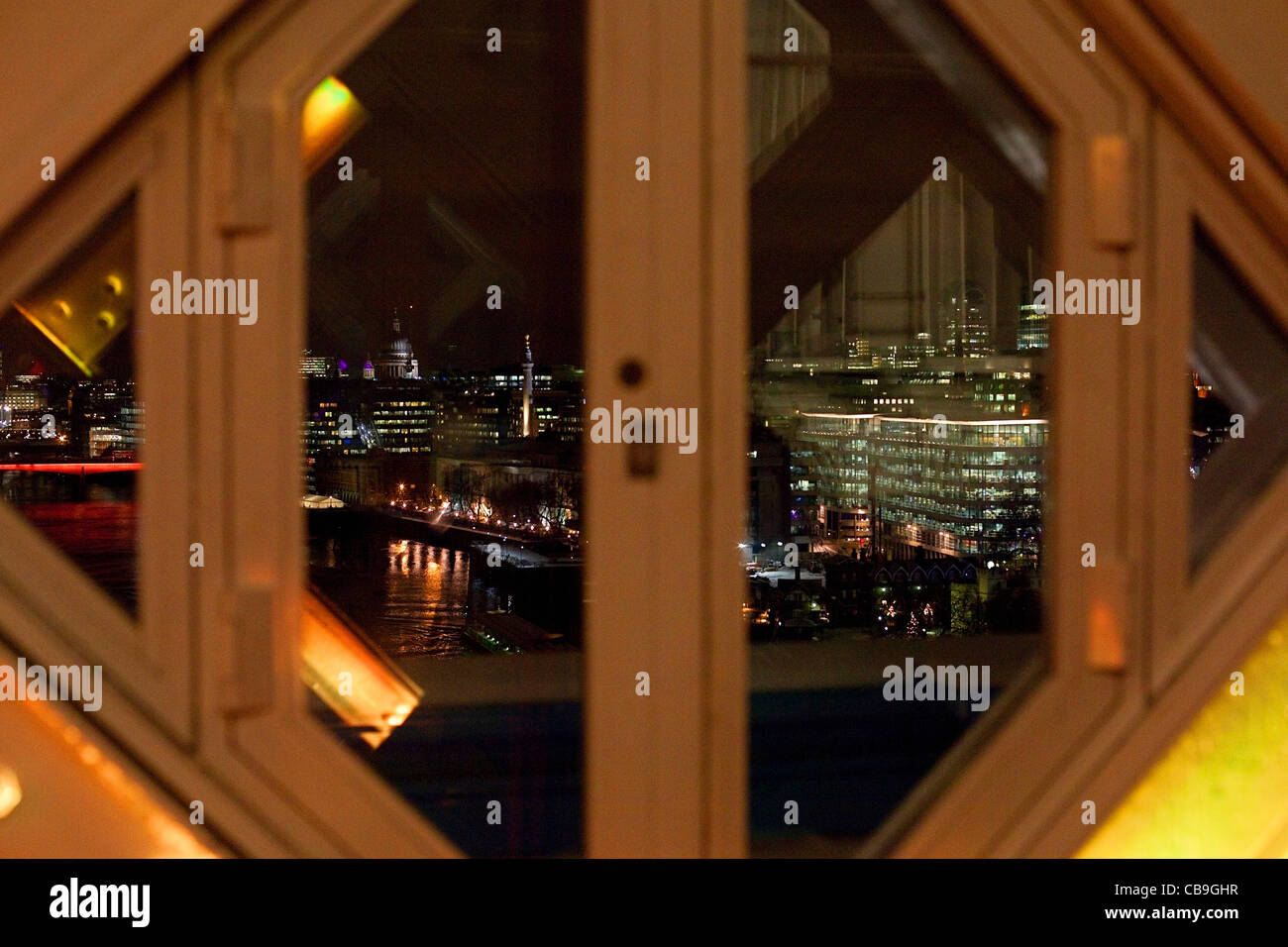 Vue sur Londres, par l'intérieur du Tower Bridge de nuit. Banque D'Images