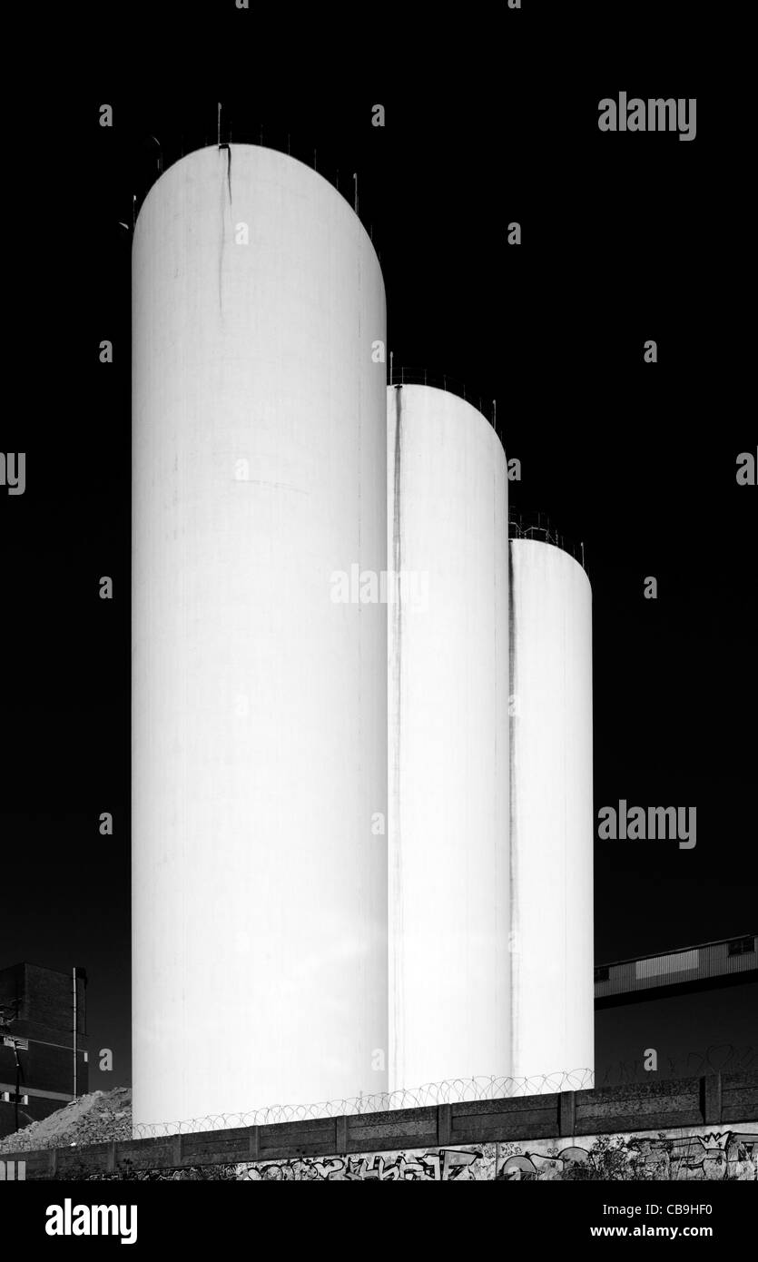Trois silos industriels. Banque D'Images