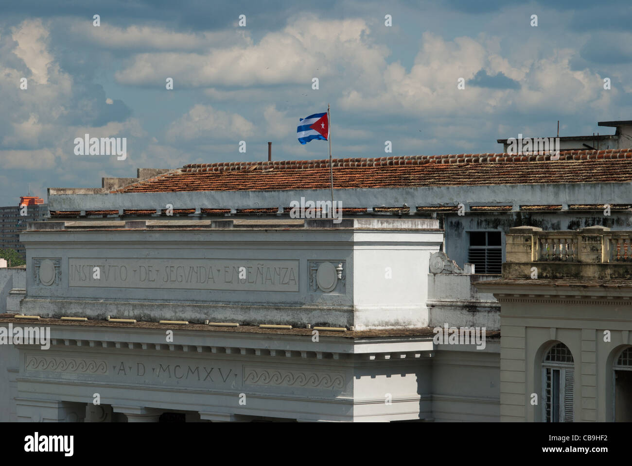 Drapeau cubain sur le sommet de l'édifice dans le Parque Vidal, Santa Clara, Cuba Banque D'Images