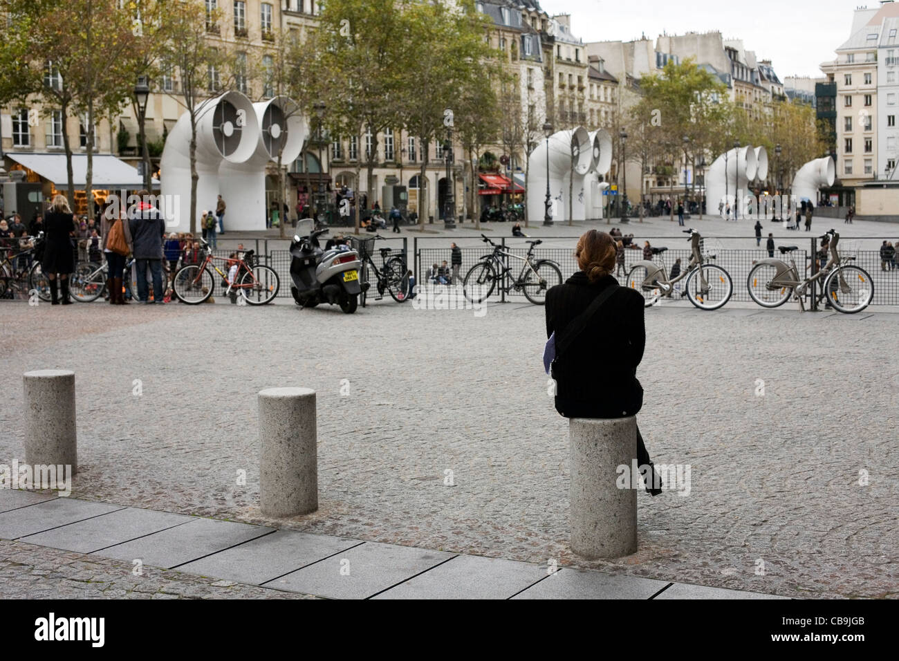 Femme assise à l'Extérieur Centre Pompidou Paris France Banque D'Images