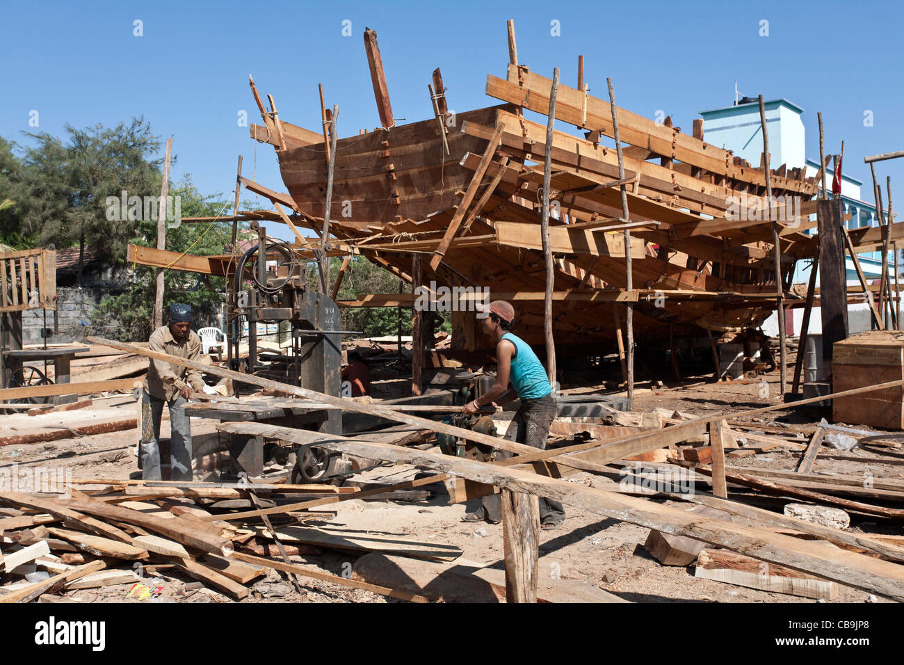 Les hommes La construction d'un bateau de pêche traditionnel. Vanakbara chantier naval. Diu. Territoires de l'Union européenne, de Daman et Diu. L'Inde Banque D'Images