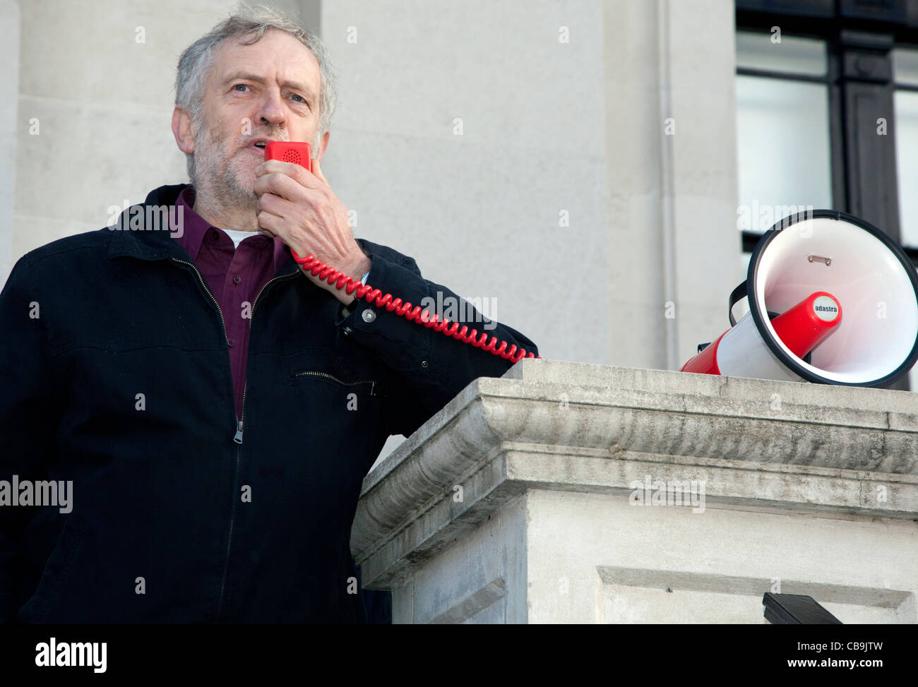 Les métiers de la journée d'action du secteur public de l'union à l'extérieur rassemblement Mairie d'Islington, Londres - Jeremy Corbyn MP Banque D'Images