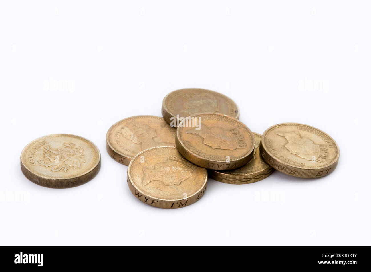 Un petit tas de pièces d'une livre britannique isolé sur fond blanc Banque D'Images
