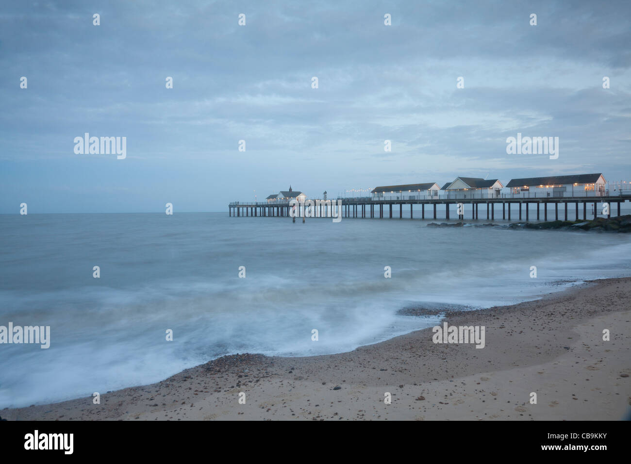 Jetée de Southwold, Suffolk, Misty dans lumière du soir. Banque D'Images