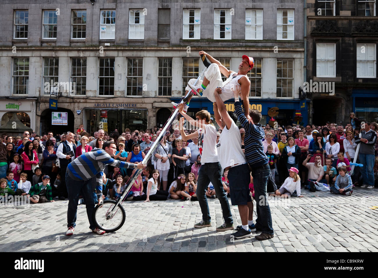 Acteur dans la rue High Street, Royal Mile, Édimbourg cycle au Fringe Festival Banque D'Images