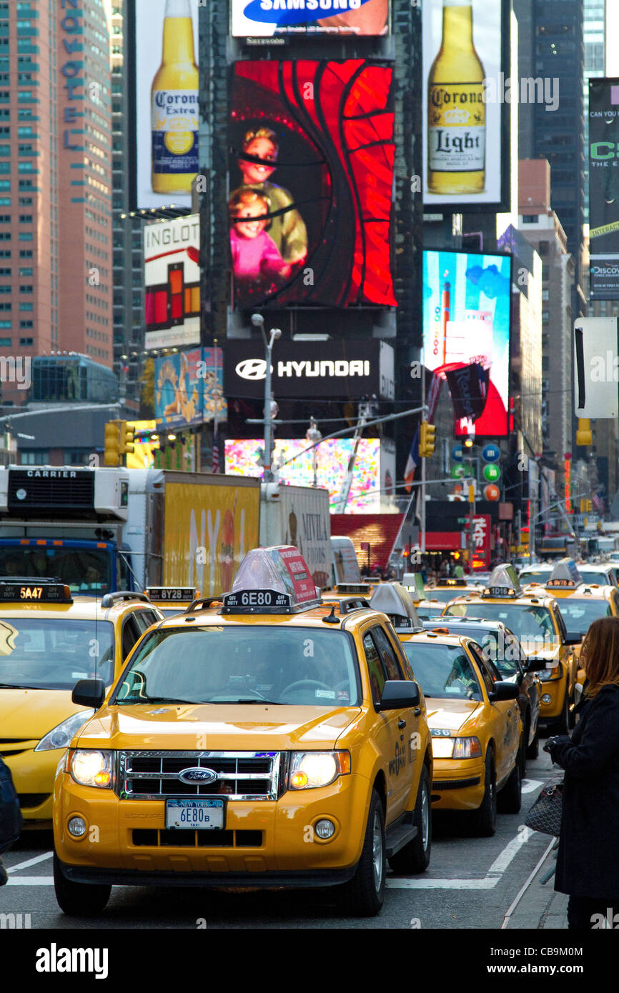 Scène de rue à New York à Times Square. Manhattan, taxi, taxi, taxi, taxi. Banque D'Images