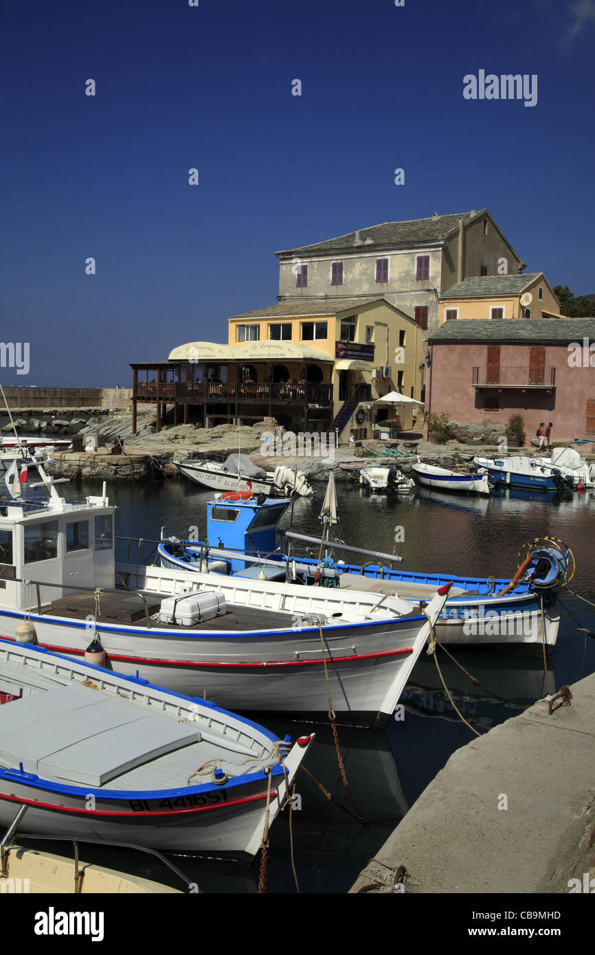 Le petit port de Macinaggio, à la pointe du Cap Corse, France Banque D'Images