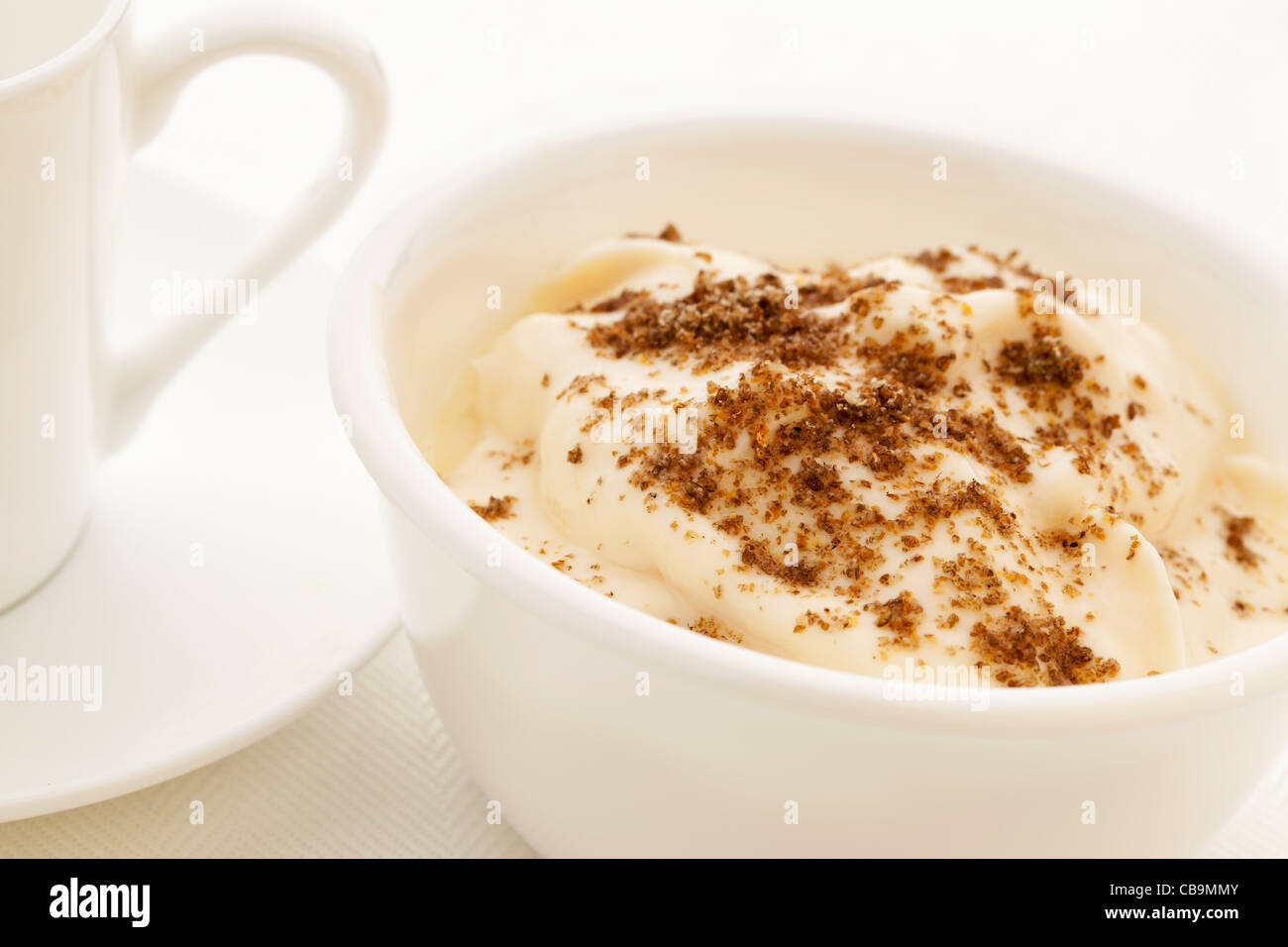 Rez-chia seeds saupoudré sur les yaourts - petit déjeuner sain concept Banque D'Images