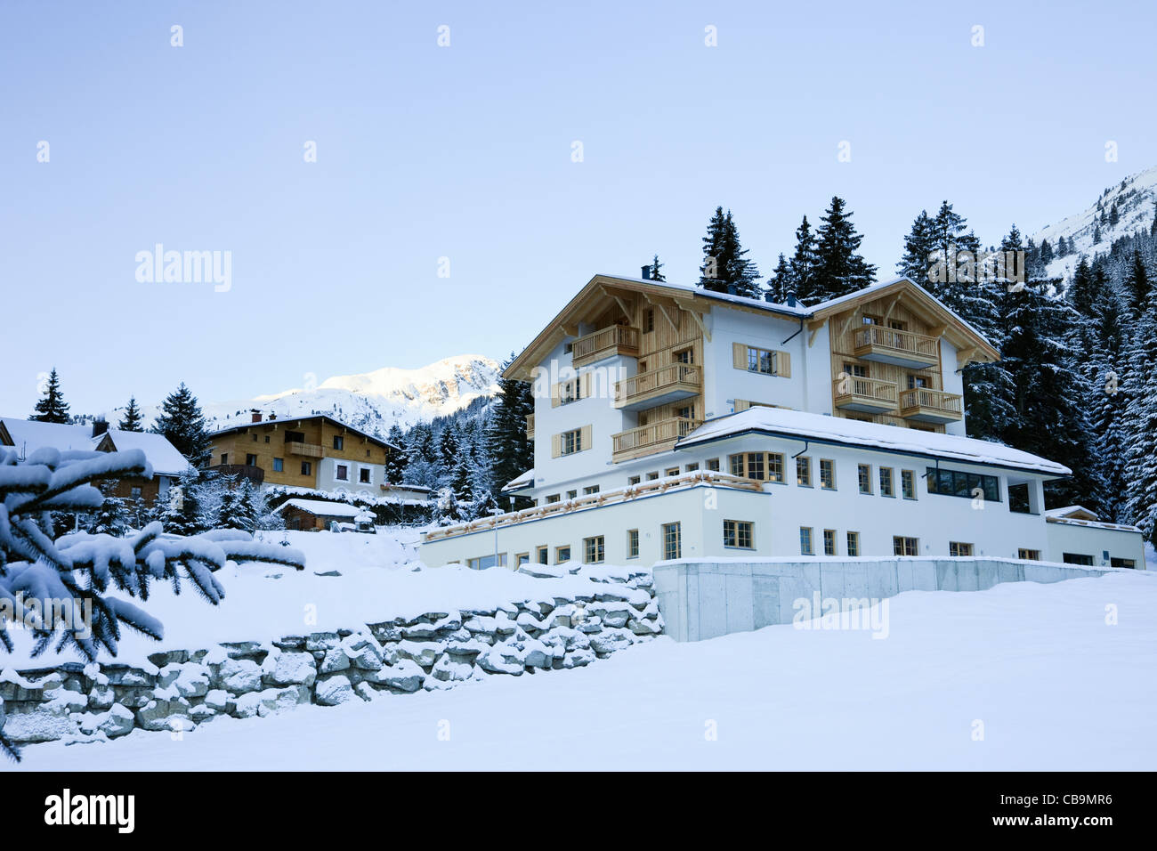 St Anton am Arlberg, Tyrol, Autriche, Europe. Les chalets de ski couverte de neige dans la station au milieu de l'hiver Banque D'Images