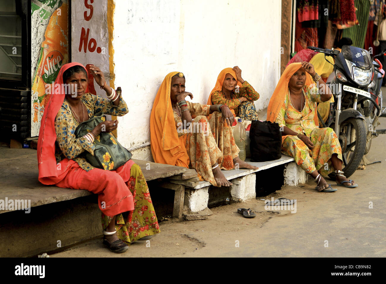Les femmes en costume traditionnel indien .repos,Pushkar Rajasthan, Inde Banque D'Images