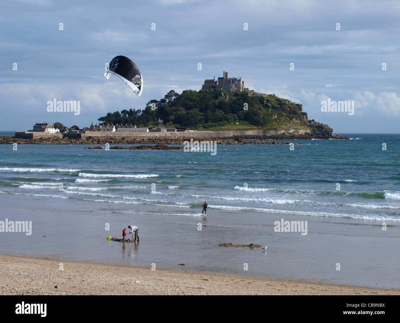 Kite surfer au St Michael's Mount, Cornwall, UK Banque D'Images