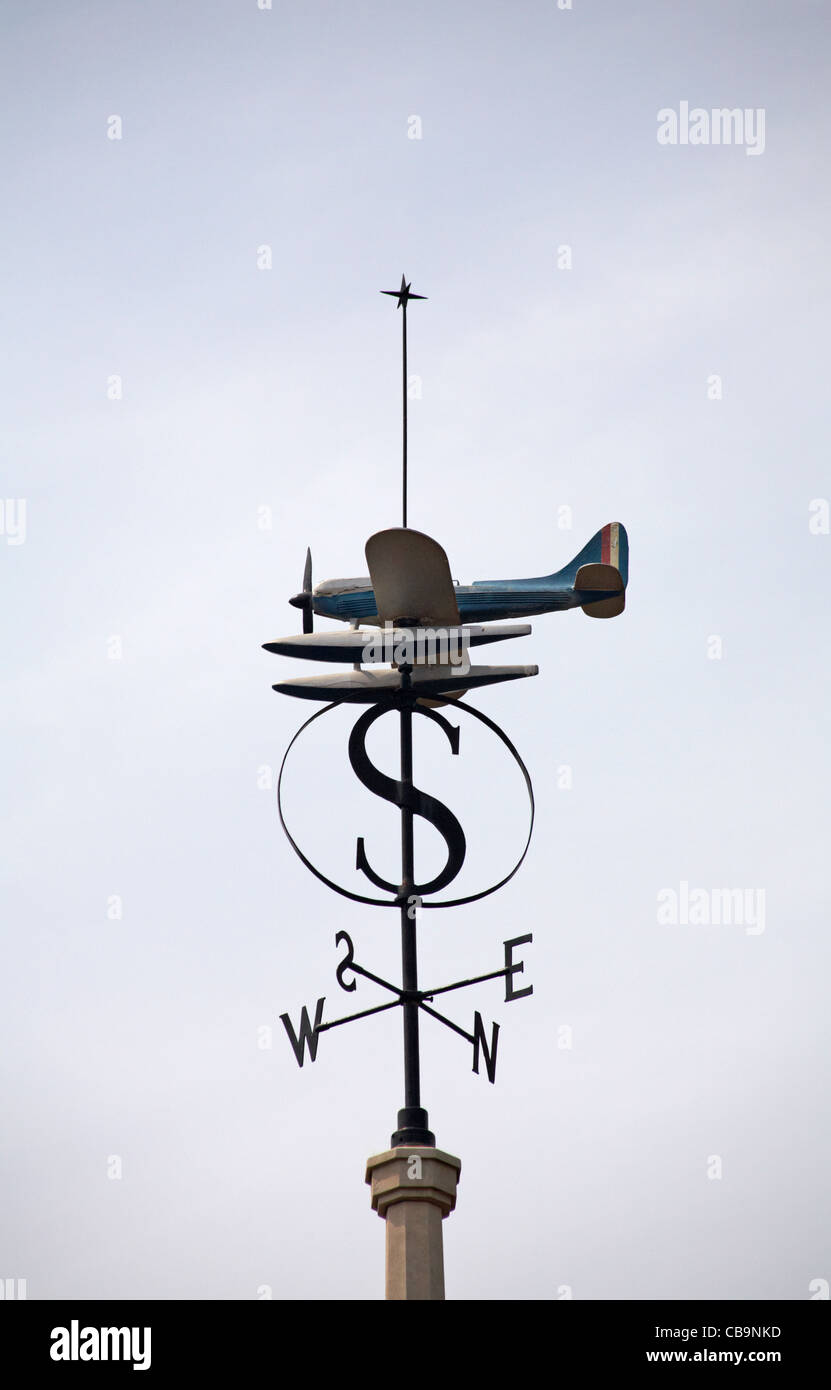 Weathervane, girouette, avec avion de chasse spitfire et lettre S au sommet de Dorset UK en juillet Banque D'Images