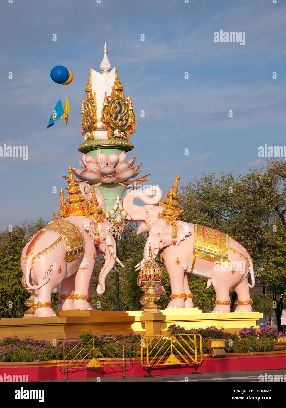 Décoration de rue à Bangkok avec trois éléphants à trois têtes d'Erawan Banque D'Images