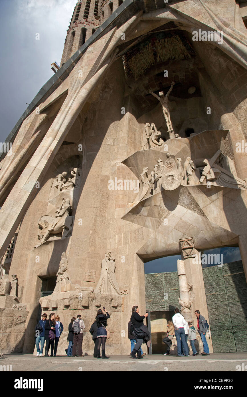 Les touristes à l'entrée de la basilique Sagrada Família conçu par l'architecte catalan Antoni Gaudí, Barcelone, Espagne Banque D'Images