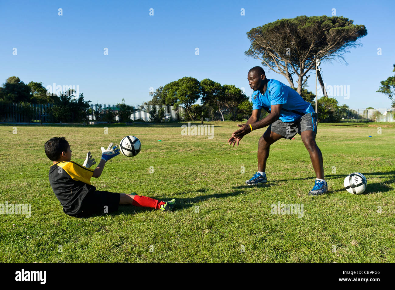 Gardien d'une équipe de football des jeunes de la formation avec son entraîneur tawn Cap Afrique du Sud Banque D'Images
