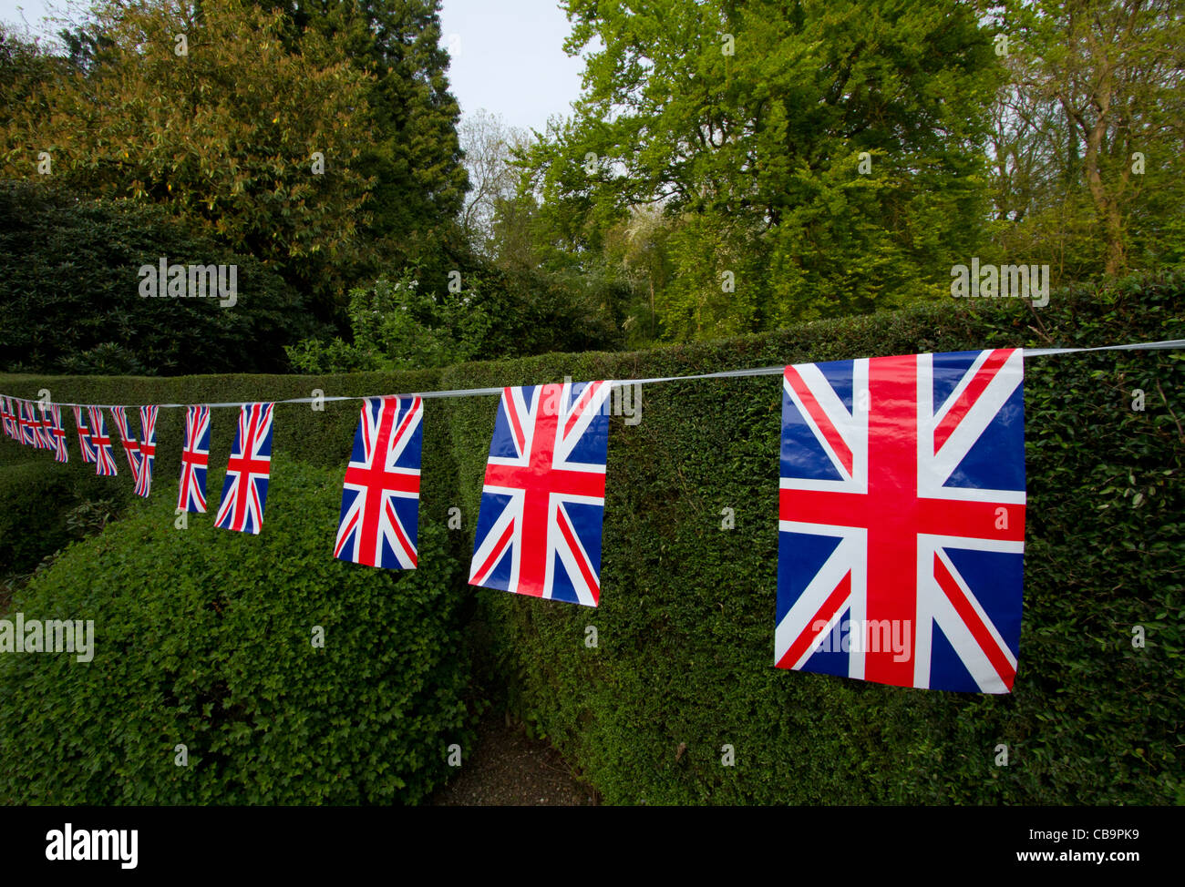 Bunting dans un cadre rural, l'Union Jack drapeaux, Surrey, UK Banque D'Images