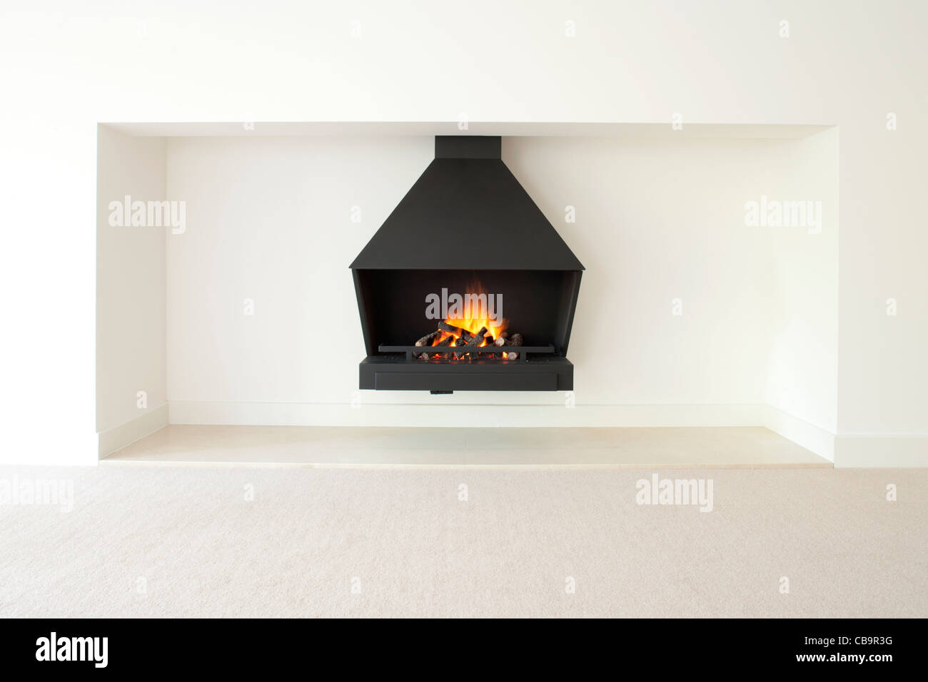 Feu de gaz de combustion moderne avec les journaux Banque D'Images