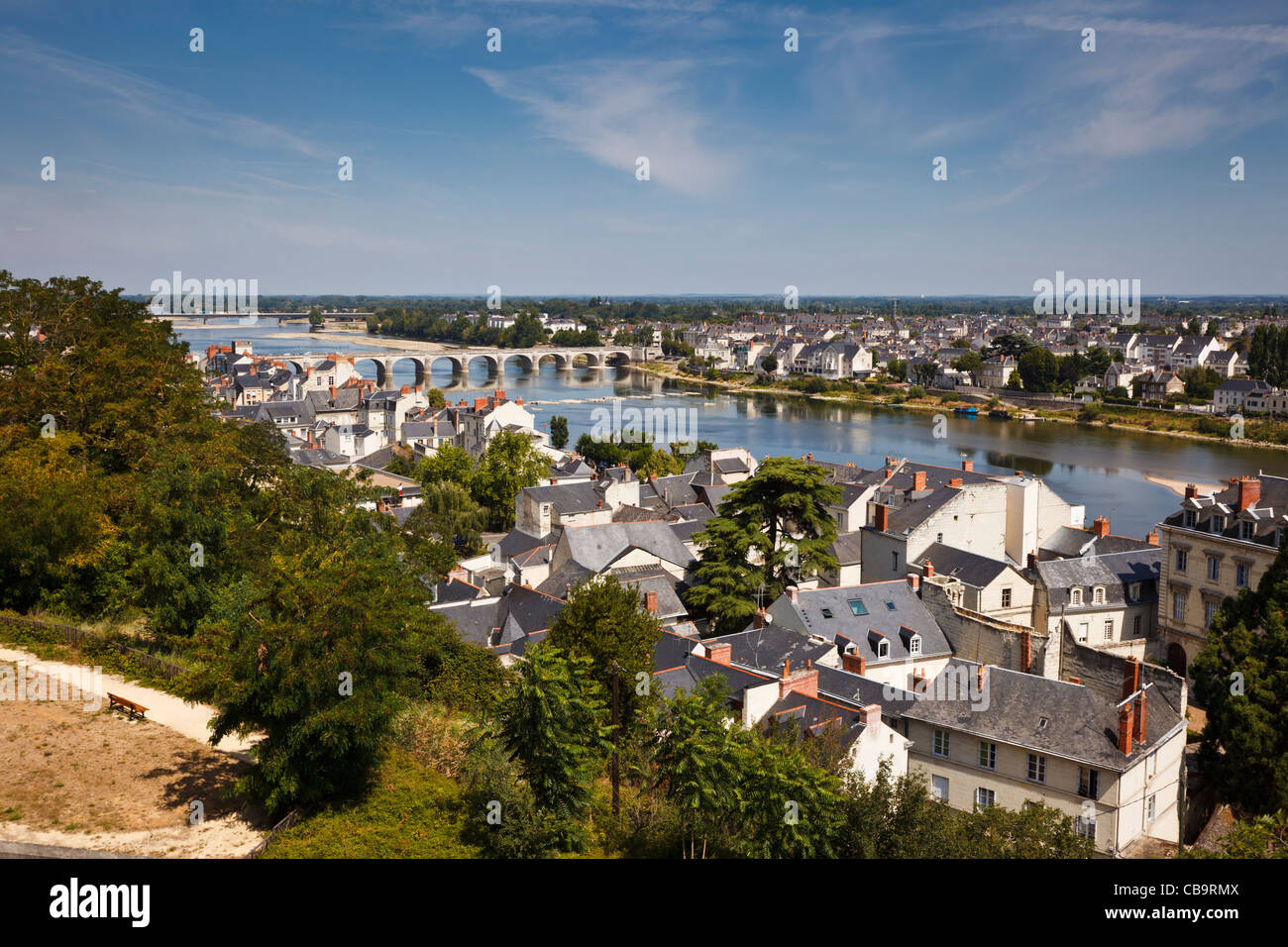 Vue sur Loire rivière qui traverse la ville de Saumur dans la vallée de la Loire, Maine et Loire, France Banque D'Images