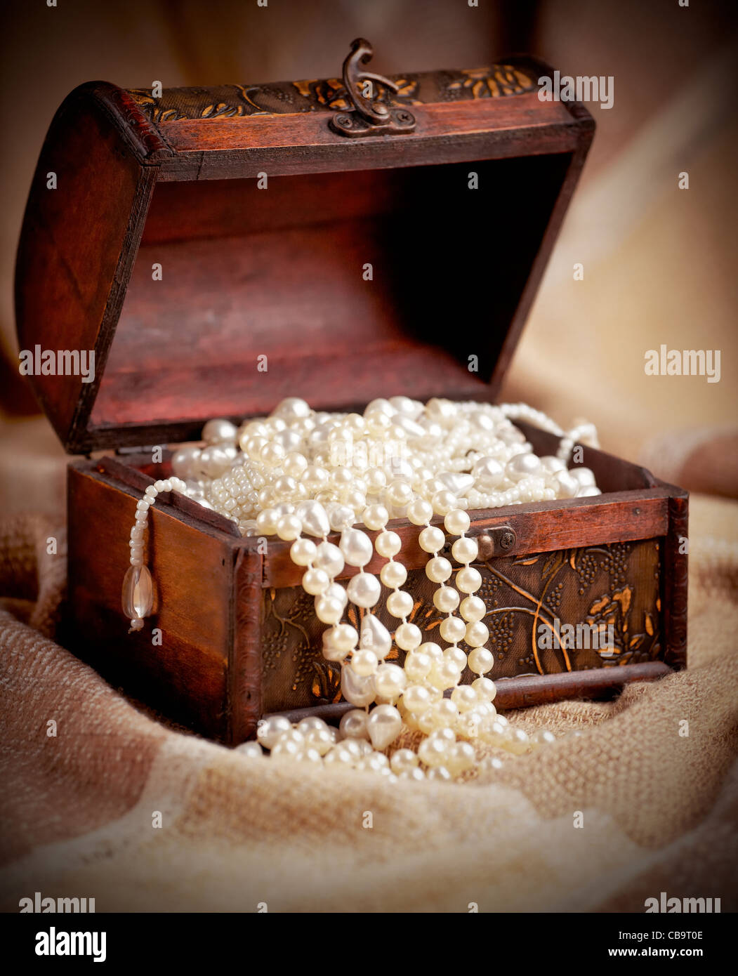 La vie toujours avec coffre au trésor en bois avec des colliers de perles  Photo Stock - Alamy