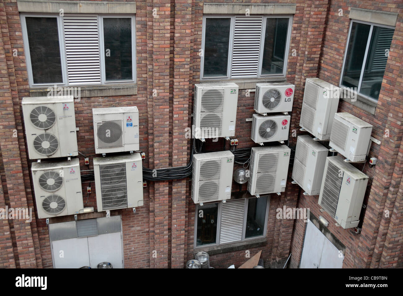Un immeuble de bureaux mur plein de ugly de climatisation dans Chester, Cheshire, Royaume-Uni. Banque D'Images