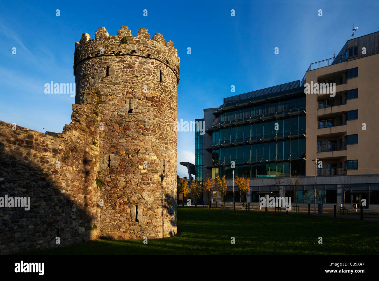 La Watch Tower, une partie de la ville du 13e siècle les murs, en face d'un bureau moderne du développement dans la ville de Waterford, Irlande Banque D'Images