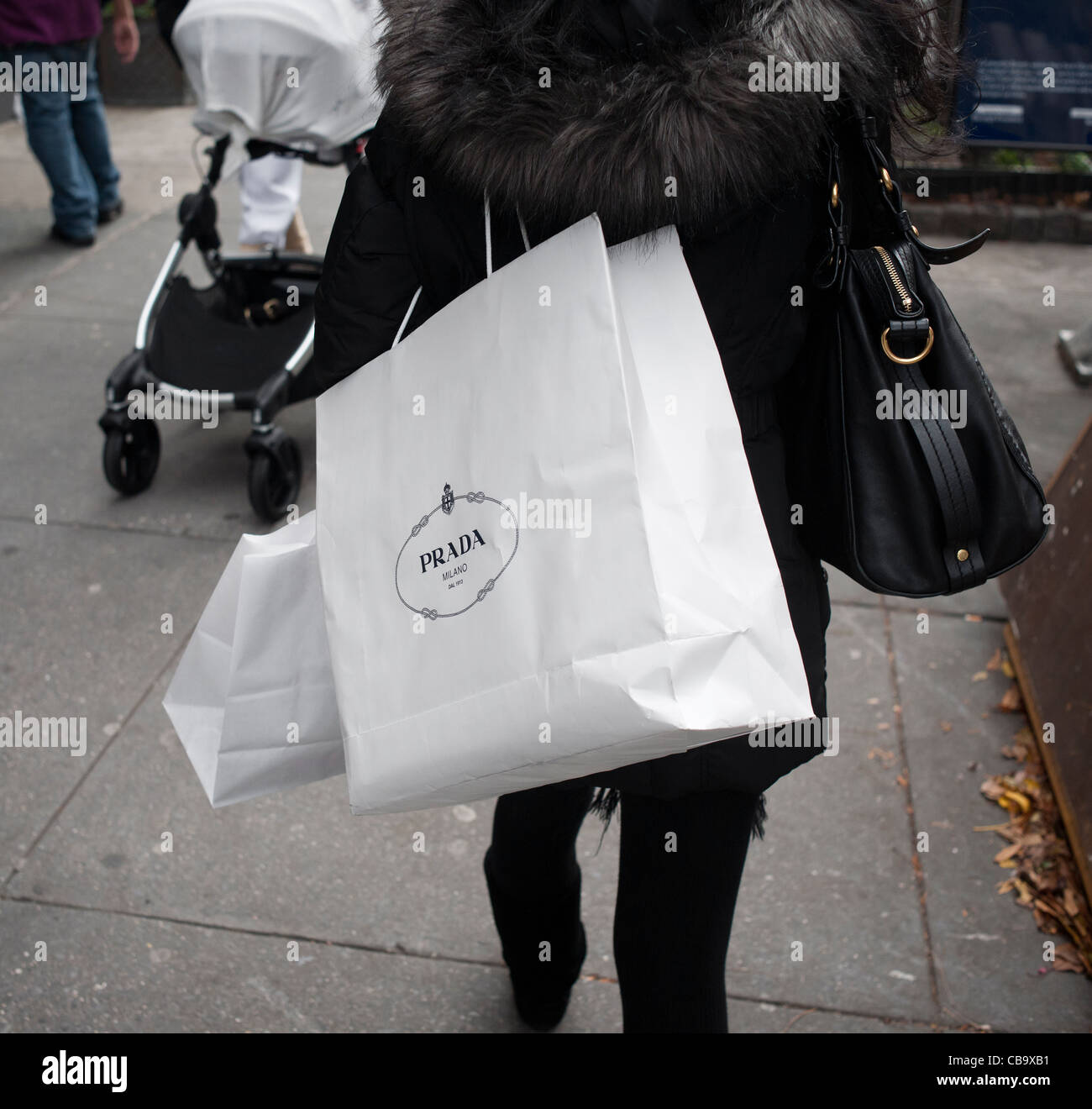 Un client avec un sac Prada sur Bleecker Street dans Greenwich Village à  New York Photo Stock - Alamy