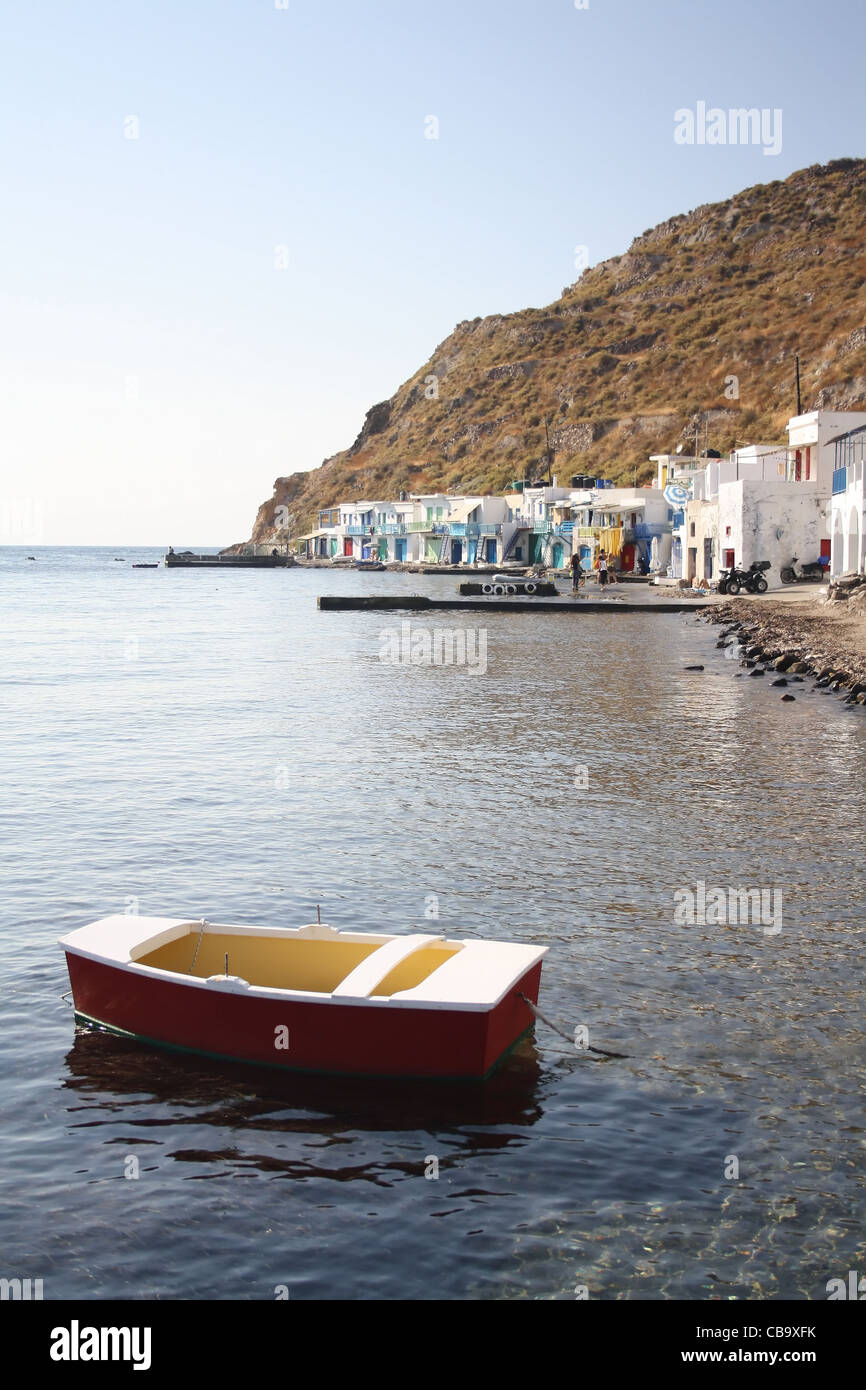 Petit bateau dans le petit port de Klima, île de Milos, Grèce Banque D'Images