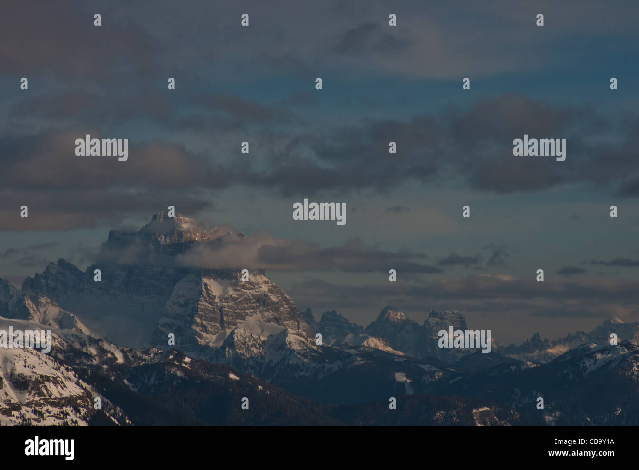 Montagne de Varella enveloppés dans des bandes de brouillard dans Station de ski d'Alta Badia, Dolomites, Italie. Banque D'Images