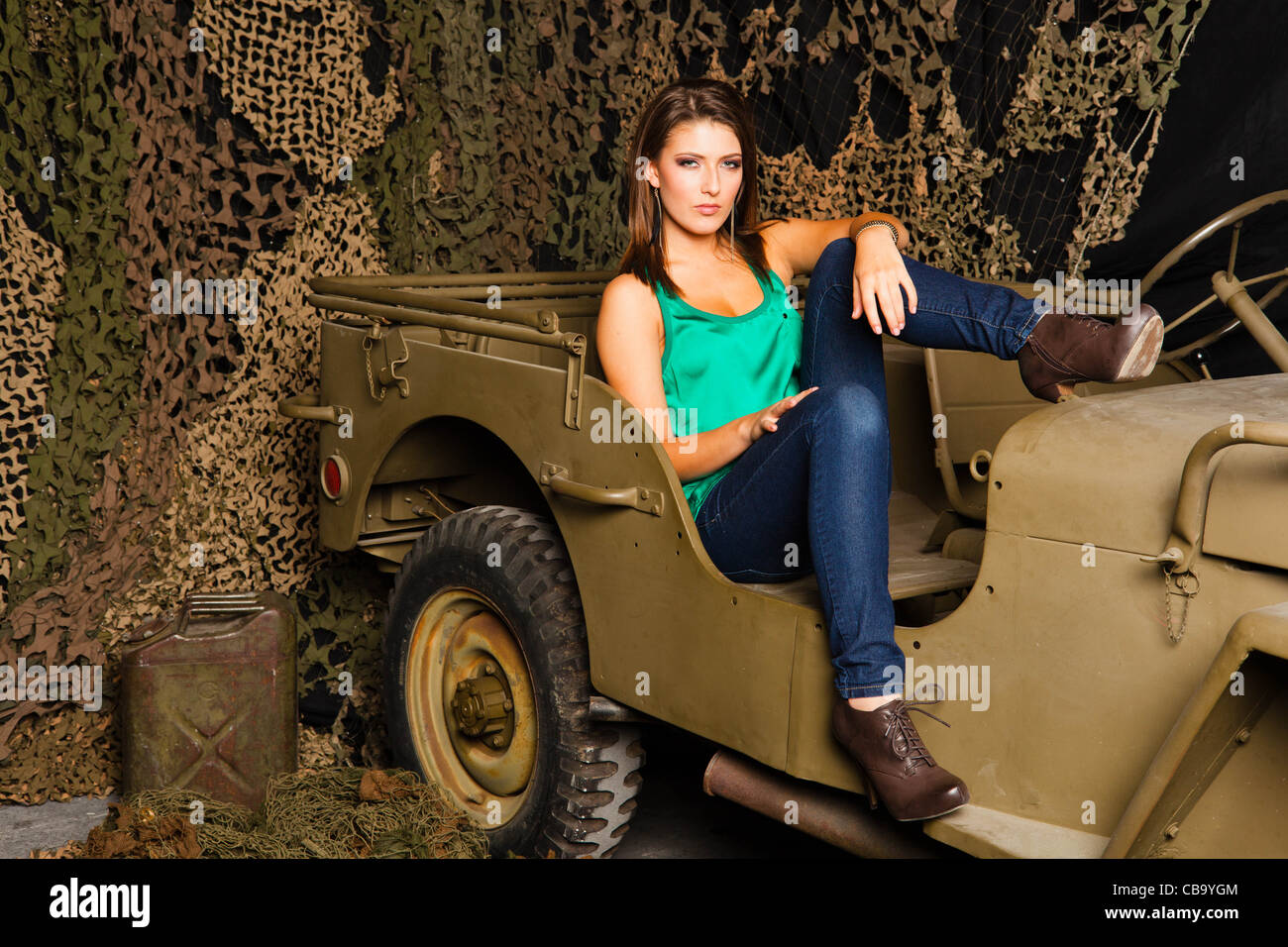 Une jeune femme de race blanche parmi les souvenirs militaires Banque D'Images