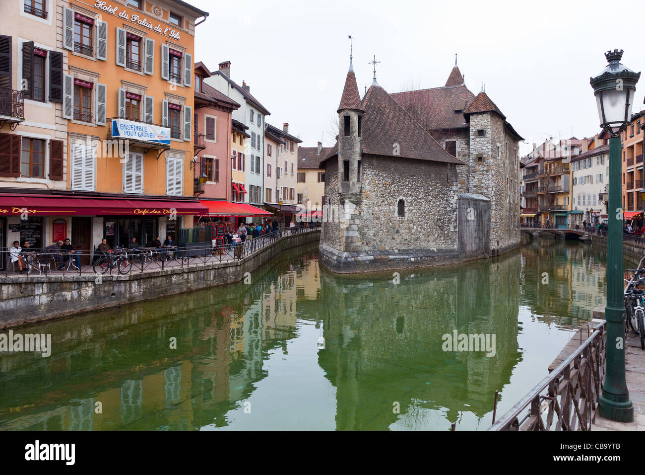 Château du 12ème siècle du Palais de l'Isle, dans le centre de la rivière à Annecy (France) Banque D'Images