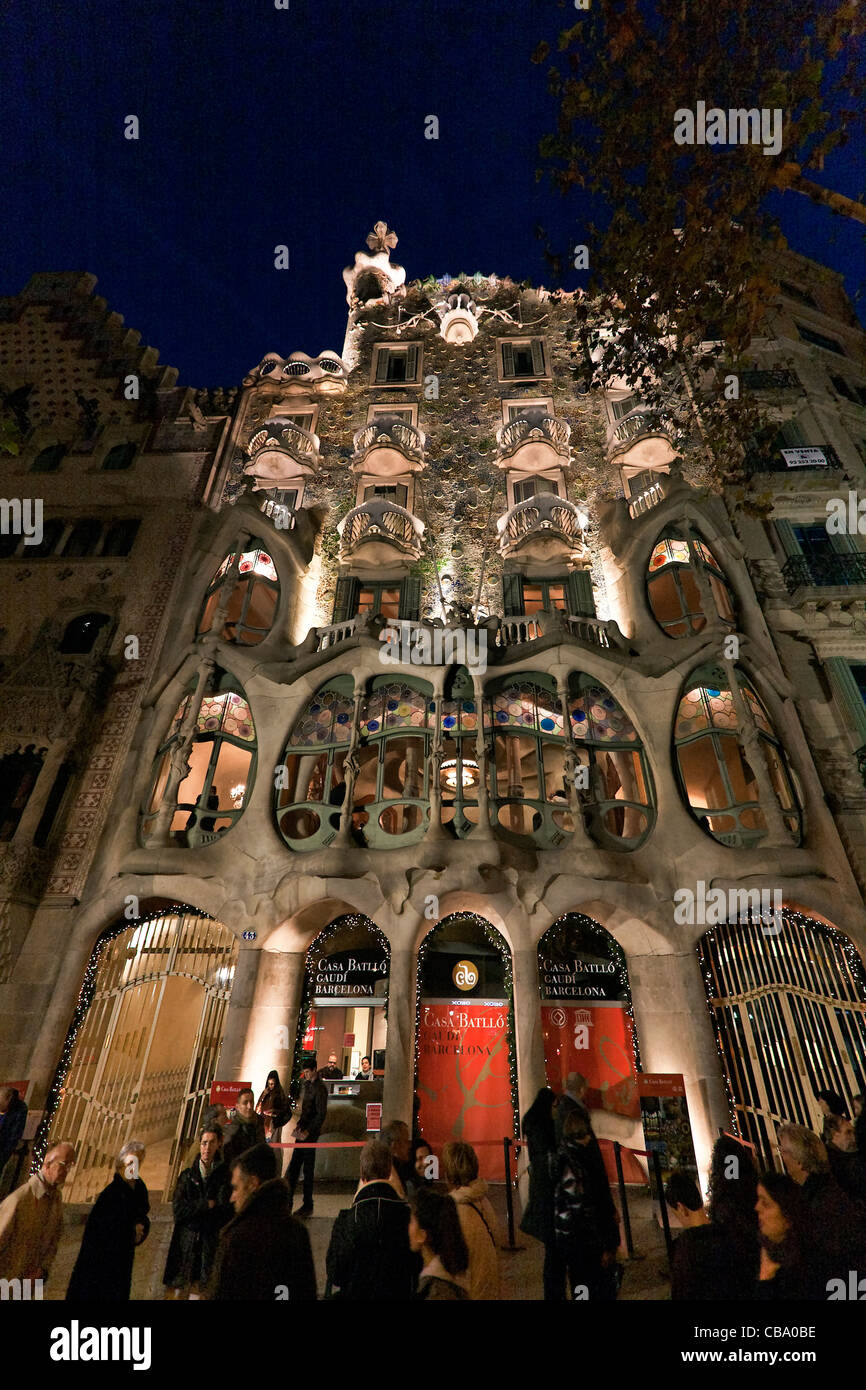 Casa Batlò,1904 par l'architecte Anton Gaudì, façade de nuit vue sur la rue, de l'Eixample, Barcelone, Espagne Banque D'Images