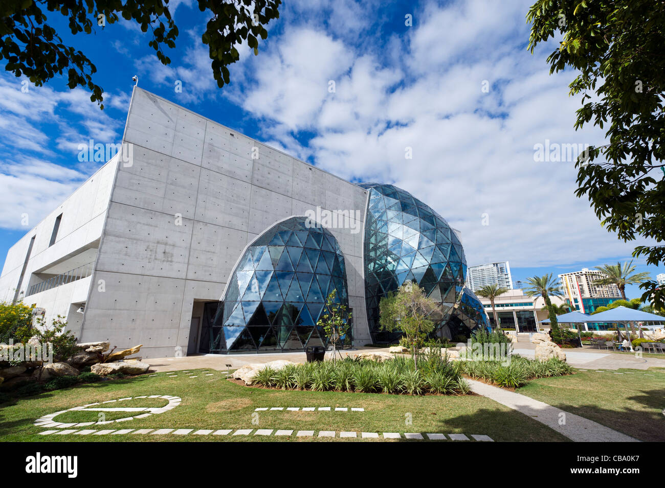 Le nouveau musée de Salvador Dali pris du jardin du musée, St Petersburg, Florida, USA Banque D'Images