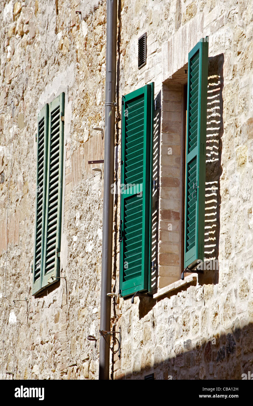 Volets de bois vert de la Toscane sur une journée ensoleillée Banque D'Images