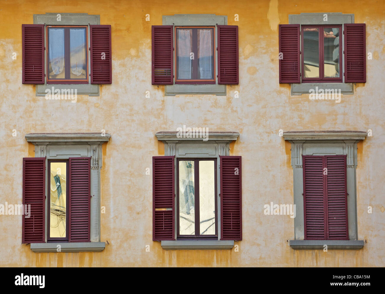 Windows résisté aux volets rouges de Florence Banque D'Images