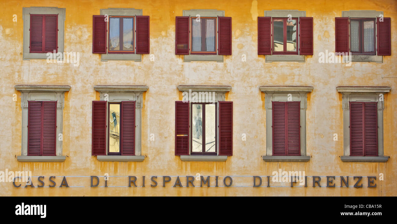 Windows résisté aux volets rouges de Florence Banque D'Images