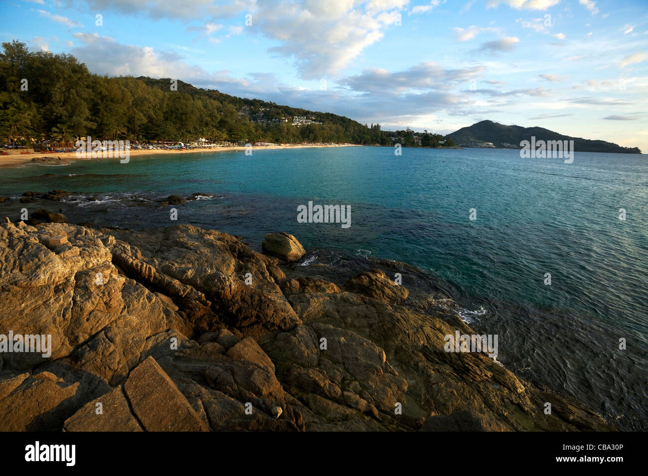 Plage de Surin - une destination touristique populaire. L'île de Phuket, Thaïlande. Belle lumière du soir. Banque D'Images Plage de Surin - une destination touristique populaire. L'île de Phuket, Thaïlande. Belle lumière du soir. Banque D'Images