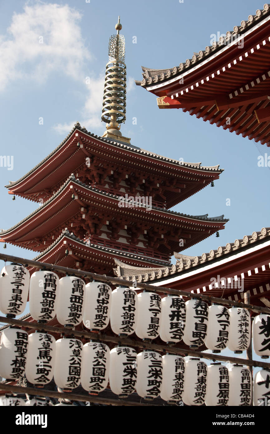 Le Temple Senso-ji, avec le Hozomon gate et la pagode à cinq étages, dans le quartier d'Asakusa de Tokyo, Japon. Banque D'Images