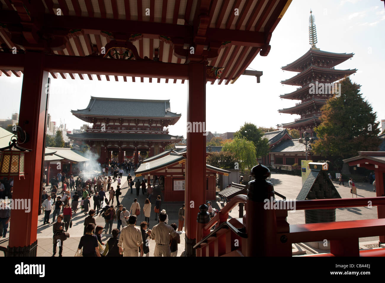 Le Temple Senso-ji, avec le Hozomon gate et la pagode à cinq étages, dans le quartier d'Asakusa de Tokyo, Japon. Banque D'Images