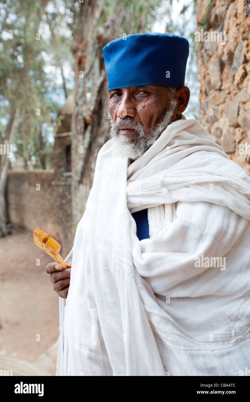 Prêtre chrétien orthodoxe à la porte d'entrée de l'église de Debre Berhan Selassie à Gonder, Ethiopie, Afrique du Nord. Banque D'Images