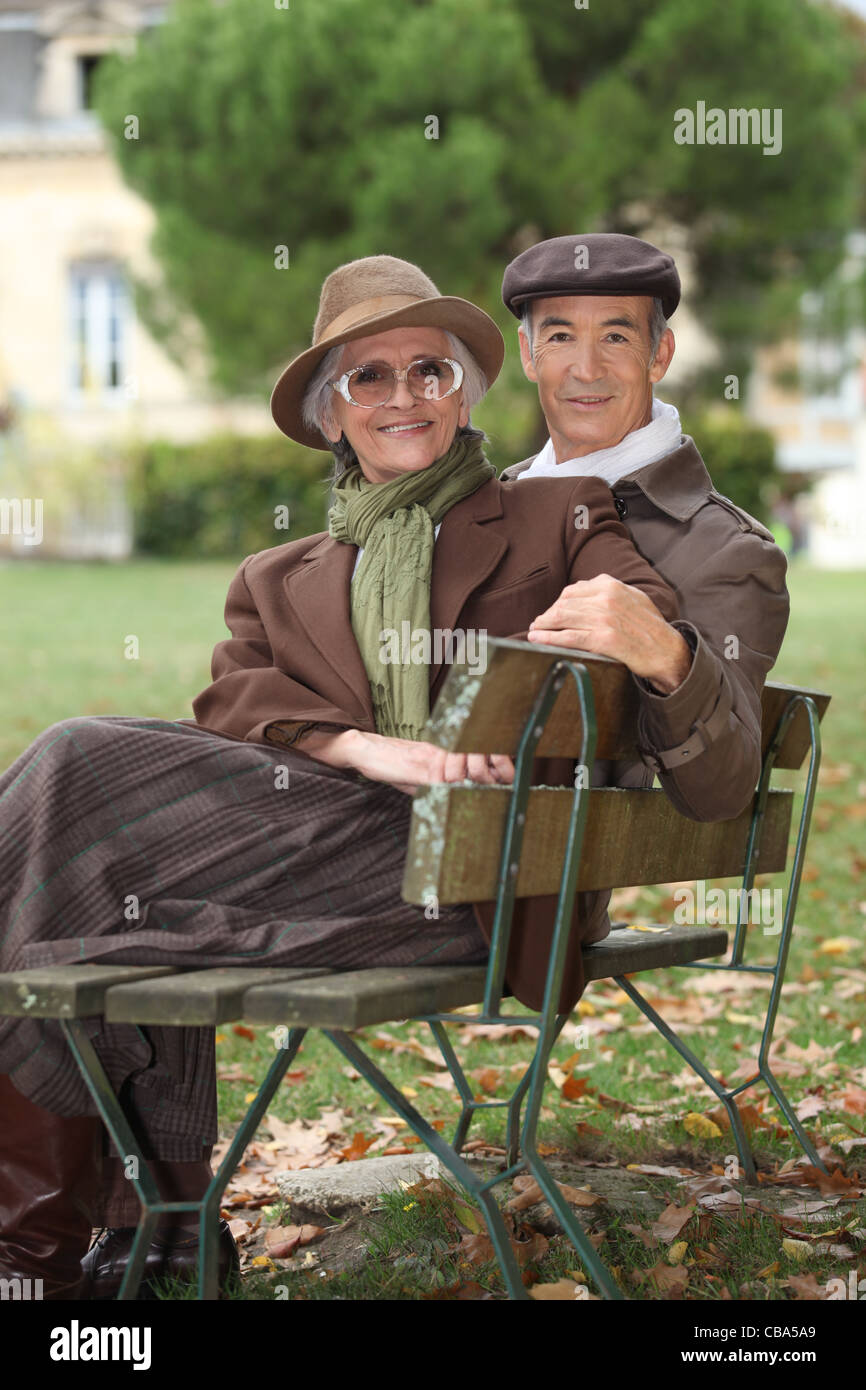 Vieux couple assis sur un banc Banque D'Images