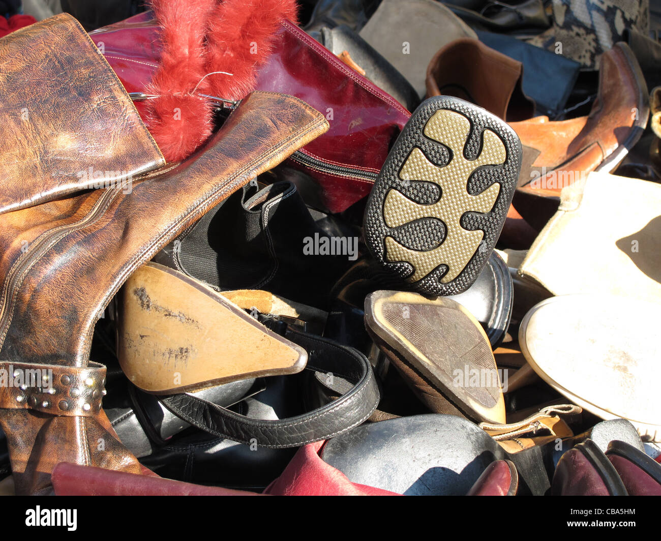 Sélection de vieilles chaussures en vente au marché aux puces Banque D'Images