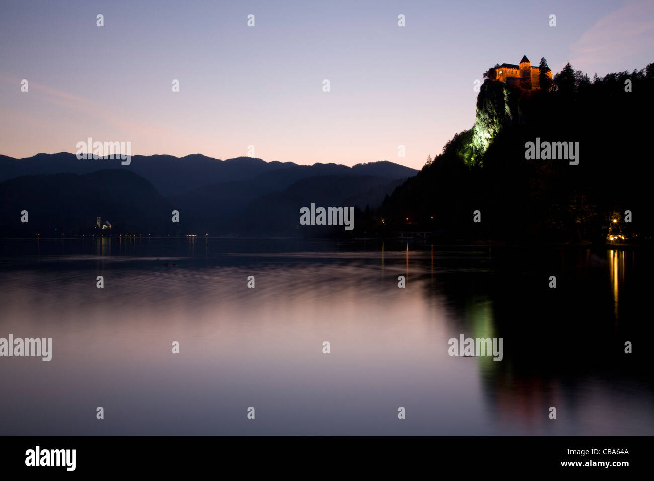 Vue sur le lac de Bled, au crépuscule, en Slovénie. Banque D'Images