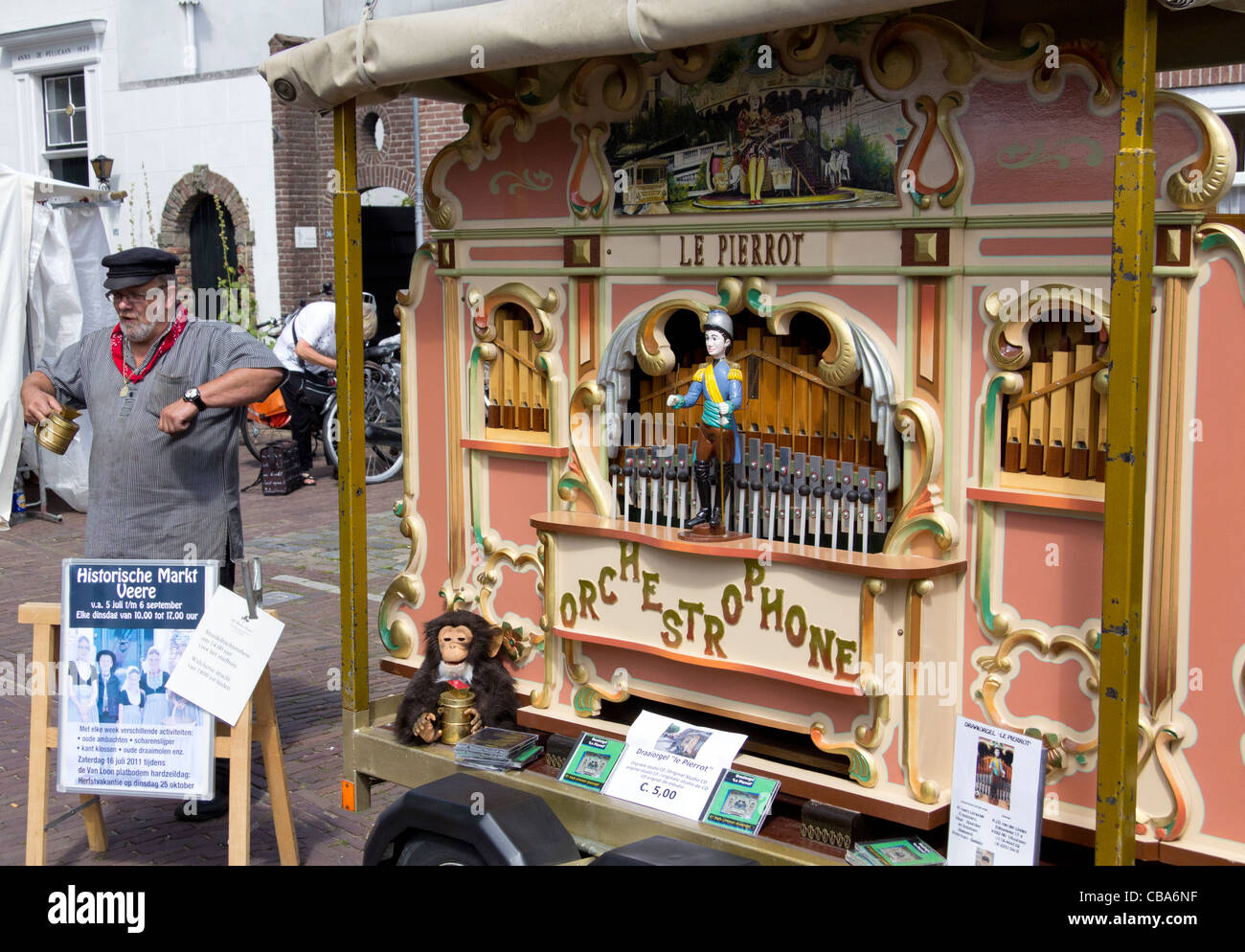 Un orchestrophone ou parc d'orgue à un costume traditionnel marché dans la ville de Veere - Walcheren, Zélande, Pays-Bas Banque D'Images